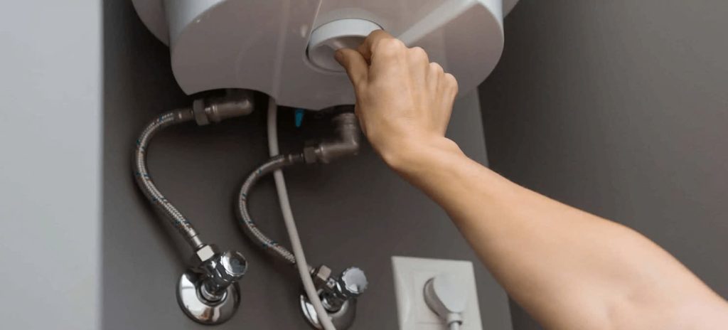 Sửa bình nóng lạnh uy tín tận nhà tại Hà Nội giá tốt nhất 2024 3 Bình nóng lạnh có dấu hiệu bất thường, lâu không sửa chữa dễ gây ra tình trạng chập cháy nổ trong quá trình sử dụng.