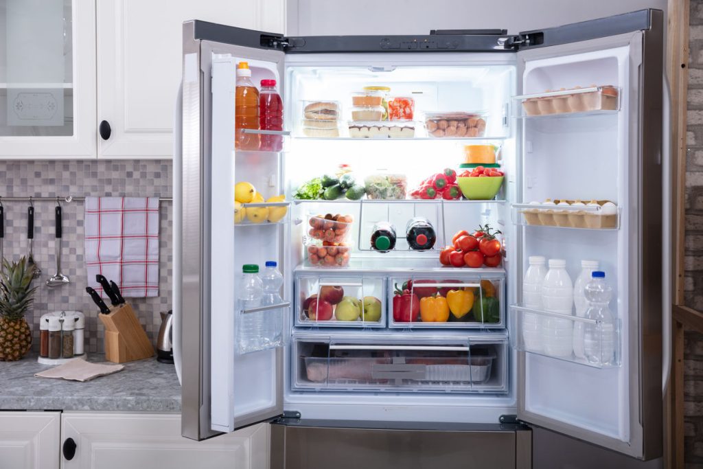 Sửa chữa tủ lạnh Hitachi cấp tốc và bảo hành dài hạn 3 Cửa vênh, không đóng kín là nguyên nhân khiến tủ lạnh bị tỏa hơi nóng bất thường