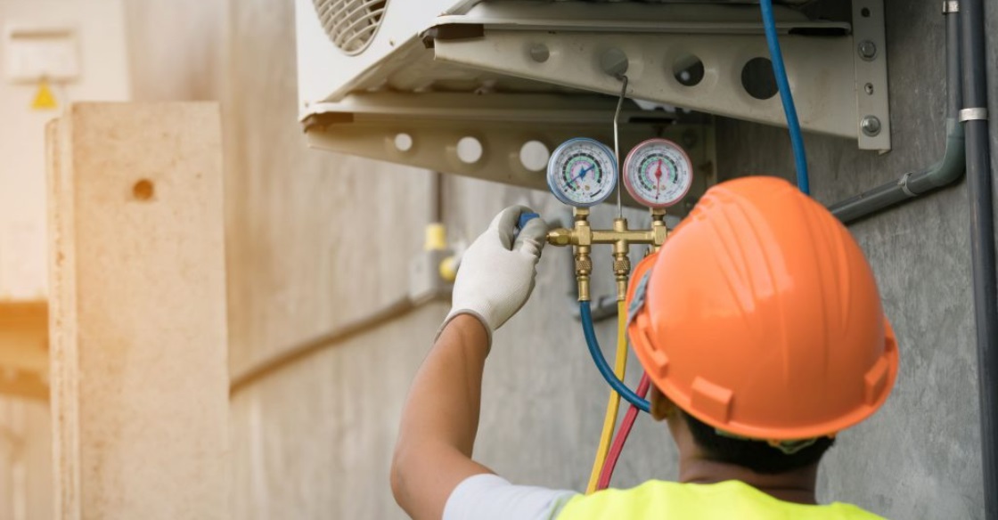 Bảng Báo Giá Nạp Gas Điều Hòa Tại Hà Nội Mới Nhất 2025 6 Thợ sửa kỹ thuật của Điện Lạnh Bách Khoa đang tiến hành thực hiện bơm nạp ga điều hòa tại nhà cho khách hàng.