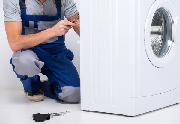Một số lỗi thường gặp ở máy giặt như: máy bị lỗi board bảng mạch, máy bị trào bọt trong khi giặt,...