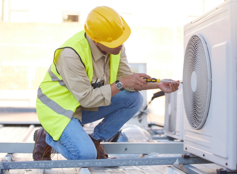 Nếu điều hòa nhà bạn gặp sự cố, chỉ cần gọi ngay đến hotline 0988 784 833, thợ sửa kỹ thuật của Điện Lạnh Bách Khoa sẽ nhanh chóng có mặt tận nơi chỉ sau 15 - 30 phút gọi.